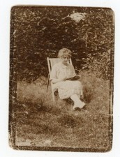 PHOTO snapshot, une femme à la lecture livre dans un jardin transat