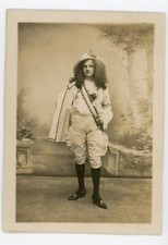 PHOTO photographie, une femme pose travestissement costume actrice marquis