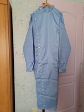 Blouse nylon semi épais bleu ciel à col officier, boutonnage côté et contrainte