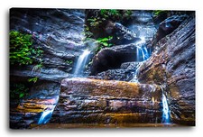 Toile/Cadres Images de la nature Chute d'eau devant le mur de roche greengrown