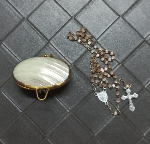 Chapelet dans boite - dans,