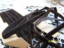 Ancien ruban en velours de soie marron. 4,60 mètres sur support d'origine. N°147