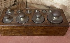 Boite complète de 12 Poids en laiton estampillés  de 1g à 500g