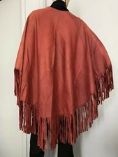 Cape rouge en daim de haute