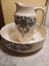 broc , cuvette et encore 3 pièces de toilette ancien , porte savon et support