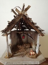 Crèche étable de Noël en bois et lumineuse - 40x36x31cm 