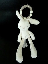 B6- DOUDOU PELUCHE HOCHET MAMAS & PAPAS LAPIN BLANC ECRU 22cm GRELOT CROIX NEUF 