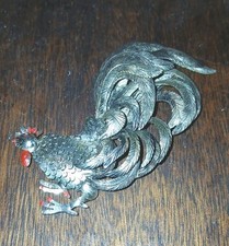 Broche géante en forme de coq en métal argenté et émail  Bijou ancien brooch