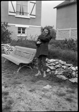 Portrait jeune fille chat dans les bras - ancien négatif photo an.1950
