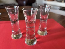 Belle série 3 anciens VERRES à LIQUEUR DIGESTIF verre taille fleurs pied lourd