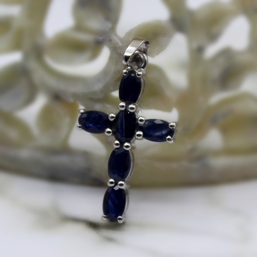 Collier pendentif croix