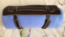 Couverture polaire bleu lilas 130 X 170 cm + Poignée de transport en cuir 