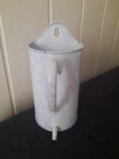 Ancienne Fontaine Murale Émaillée. Contenance 2 Litres