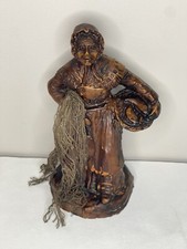 Santon Femme Poissonnière en Résine Imitation Bois 17 cm  - Thème de la pêche
