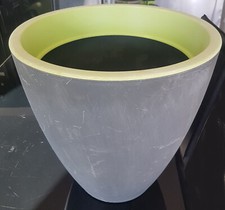 Pot de fleurs plastique vert et gris , percé en bas