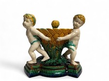 Art nouveau, coupe barbotine trois chérubins d’après Minton début XXème