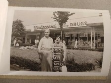 Vintage 12 photo booklet 1961 USA Walgreens store - couple travel