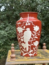 Vase Porcelaine Fond Rouge Décor En Relief Blanc Perroquet Extrême Orient Asie