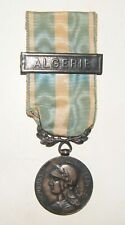 MEDAILLE COLONIALE ARGENT AVEC BARRETTE A CLAPET  " ALGERIE "  - JUS DE GRENIER