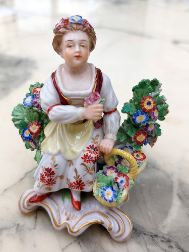 Figurine dame avec - dame, et