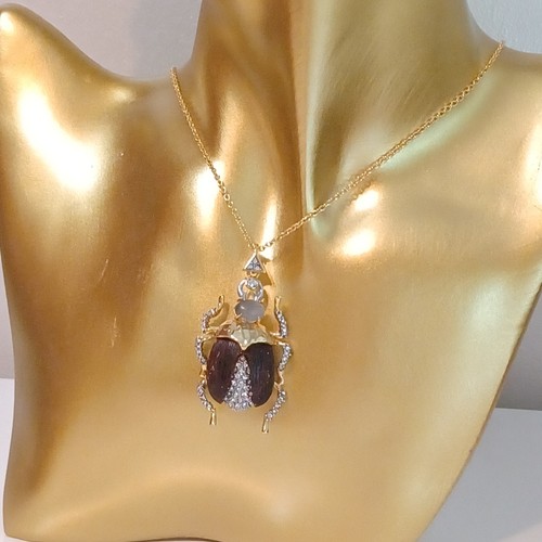 Collier avec - , un