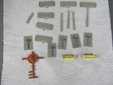 D94 Lot 18 Pièces Modélisme Ferroviaire Bancs Accessoires Divers Échelle HO