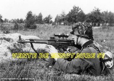 Le Sturmgewehr 44 en abrégé StG 44, aux mains d'un allemand  - WWII affiche    