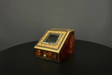 Coffret porte-montre en bois marqueté et laiton, vitre biseautée, XIXe siècle