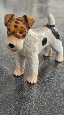 CHIEN FOX TERRIER EN BISCUIT HT 10 CM LG 12 CM EP 4 CM TBE