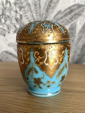 Boîte pour petits objets en verre bleu opaline bohème Moser avec plaqué or