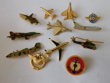 LOT 12 PINS ARMEE DE L'AIR AERONAVALE / AVIONS HELICOPTERE / US AIR FORCE ?