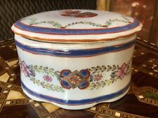 Belle boite en porcelaine chinoise dans le goût de la compagnie des Indes
