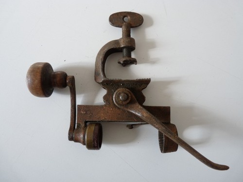 Ancienne sertisseuse - , à