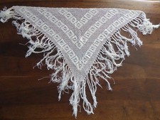 CHÂLE ancien, au crochet.