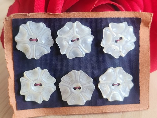 Rare petite plaque boutons