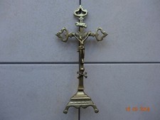 CROIX SUR PIED EN LAITON OBJET