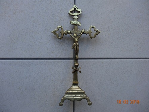 Croix sur pied laiton - en, objet