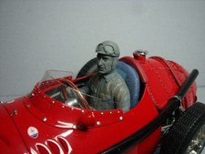 FIGURINE 1/18  FANGIO DRIVING