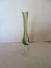 ancien vase en opaline de couleur blanc et vert pied opalescent 20.2 cm