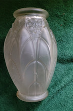 vase en verre moulé blanc Art