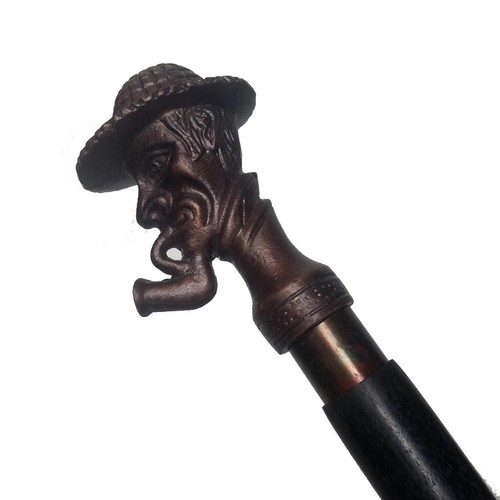 Ancien homme fumeur pipe
