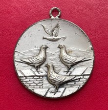 Belle médaille colombophilie en métal argenté avec bélière. Etat TTB