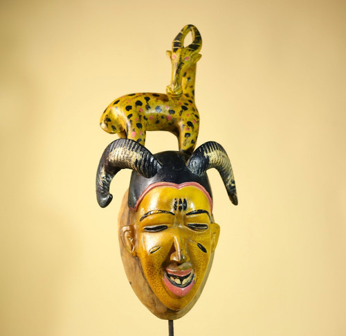 Masque tribal africain vintage