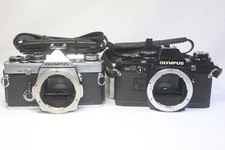 EN L'ÉTAT Lot de 2 boîtiers argentés Olympus OM-2 + boîtier noir appareil pho...