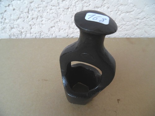 Old tool outil - /,