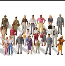 LOT  20  FIGURINES  ECHELLE