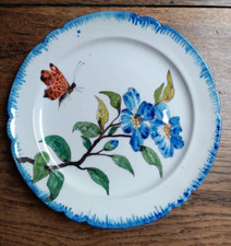 B  Assiette en faïence style Bracquemond Rousseau D. 25 cm fleurs papillon