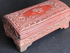 Ancien Coffret en Bois laqué avec reliefs, BIRMANIE
