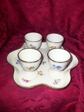 Service à oeufs en porcelaine HB France, 4 coquetiers  et plat polylobé