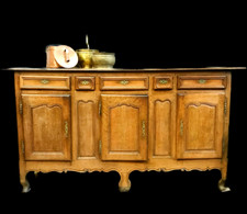 importante Drêche trois portes cinq tiroirs chêne massif mouluré. XVIII siècle .